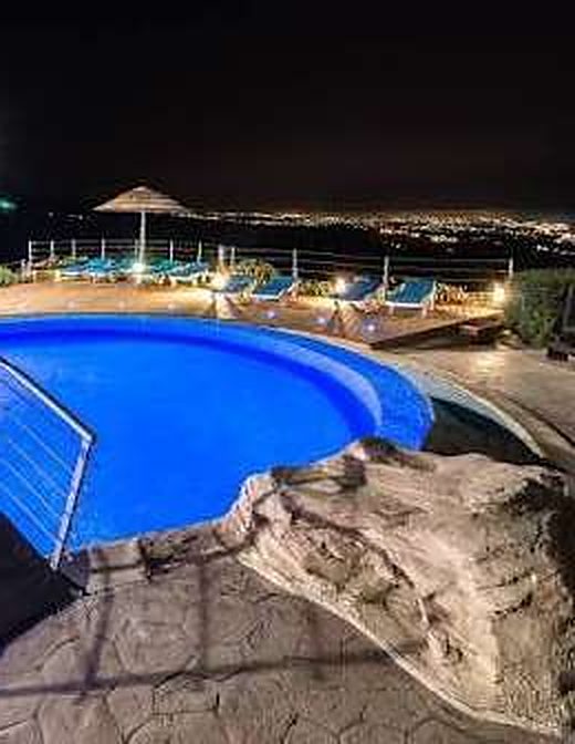 Piscine de nuit avec rocaille