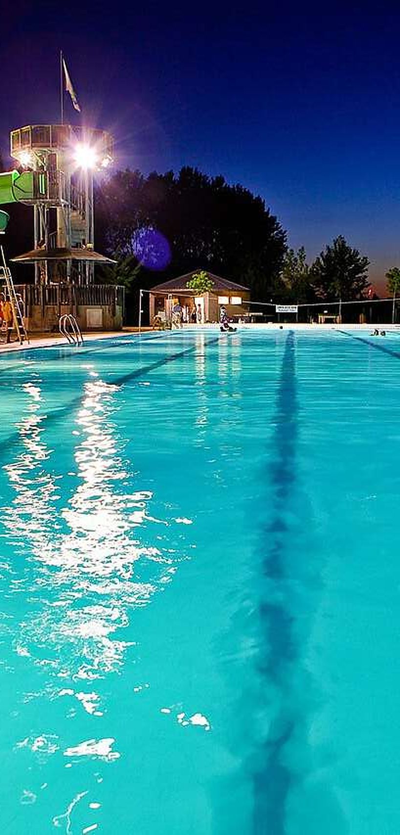Bassin sportif, éclairage nocturne